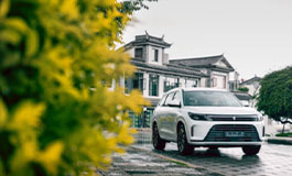国产高端“家用车”王者之争，AITO问界M7和理想L8怎么选？