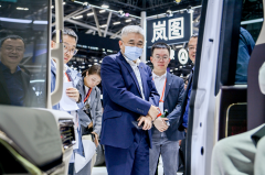 奔驰比亚迪“会师”岚图展台！段建军王传福同时看上了岚图泰